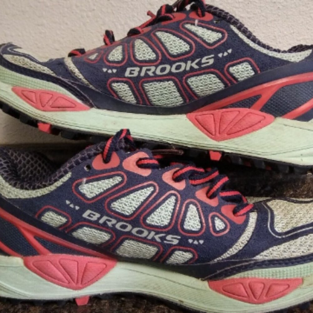 Women's Size 5 Brooks Cascadia Trail Lace Up Shoes Running Trail Sneaker Shoes
